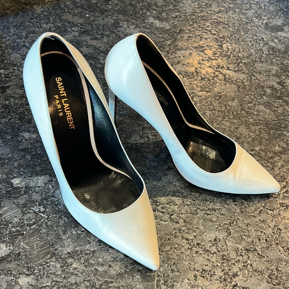 Saint Laurent Paris pumps. White leather.